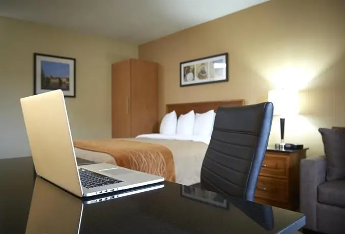 Travelodge by Wyndham Calgary International Airport South 