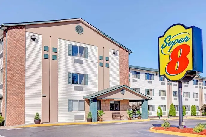 Super 8 by Wyndham Louisville Airport