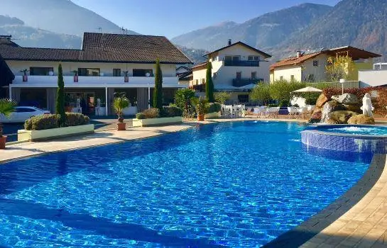 Schlosshof Charme Resort - Hotel & Camping 