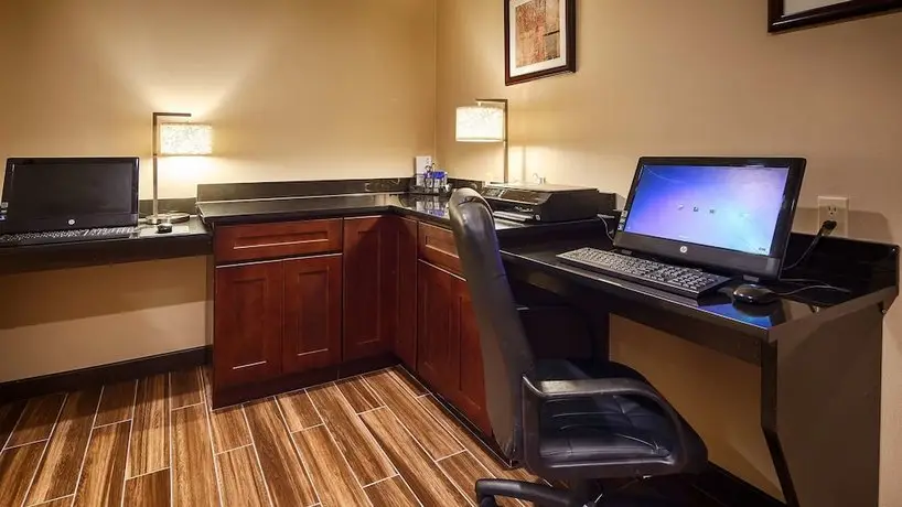 Best Western Plus Harrisburg East Inn & Suites 