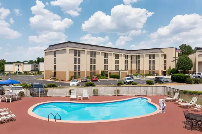 Days Inn & Suites by Wyndham Fayetteville NW Ft Bragg