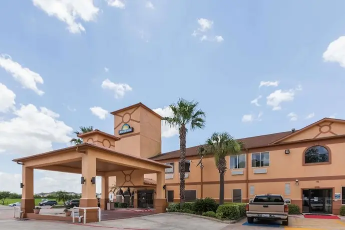 Days Inn & Suites by Wyndham Pasadena 