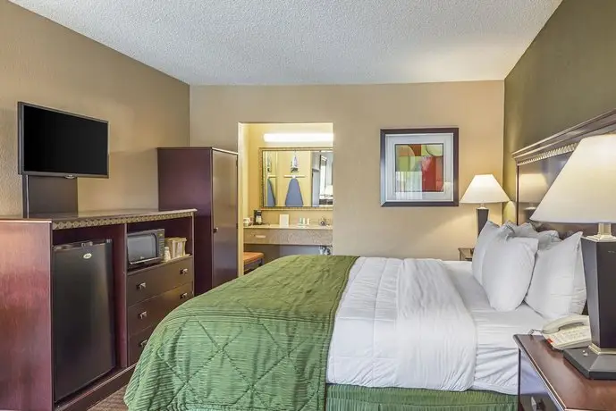 Quality Inn & Suites Haywood Mall Area 