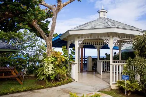 Bay Gardens Beach Resort 