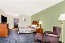 Days Inn & Suites by Wyndham SE Columbia Ft Jackson 