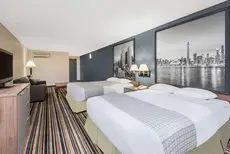 Super 8 by Wyndham Downtown Toronto 