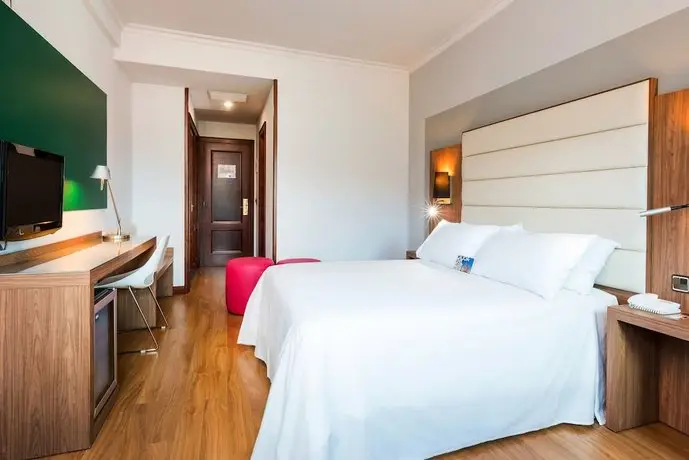 Tryp Santiago 