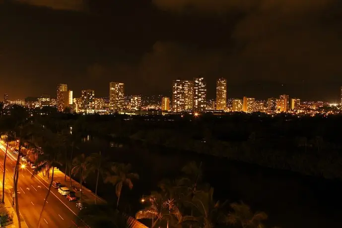 Waikiki Sand Villa 