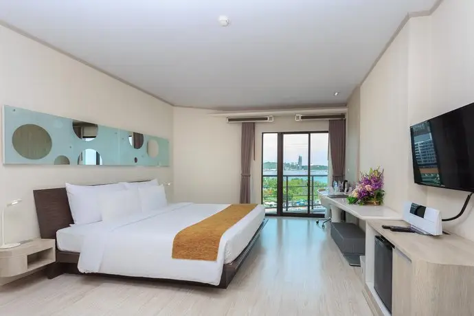 Pattaya Discovery Beach Hotel 