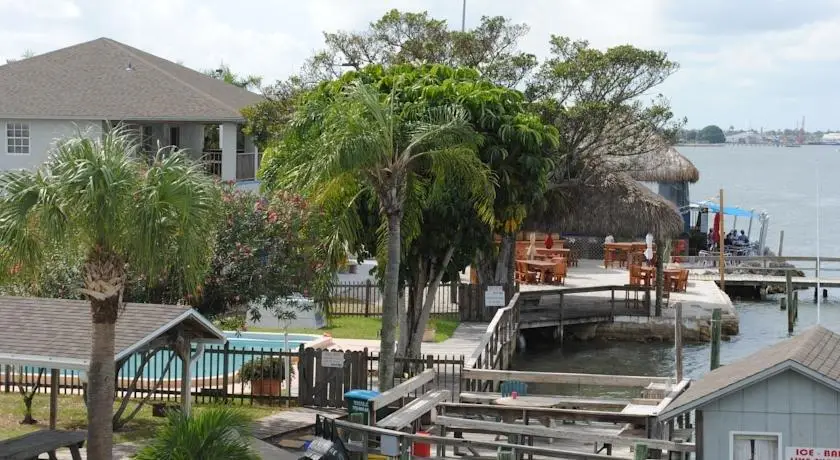 Dockside Inn & Resort 