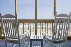 The Oceanfront Litchfield Inn 