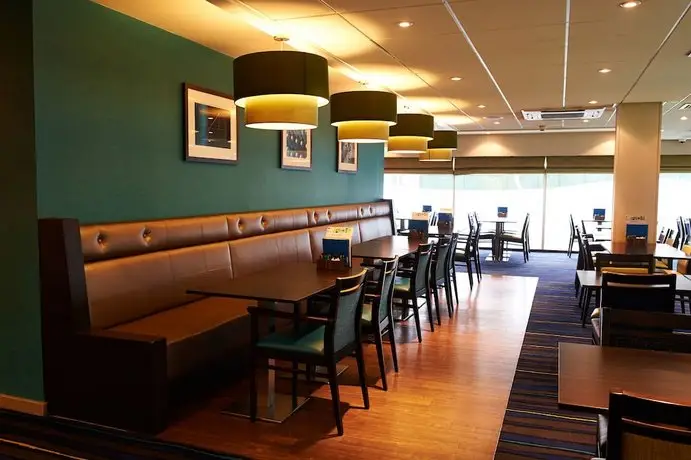 Holiday Inn Express Manchester Airport 