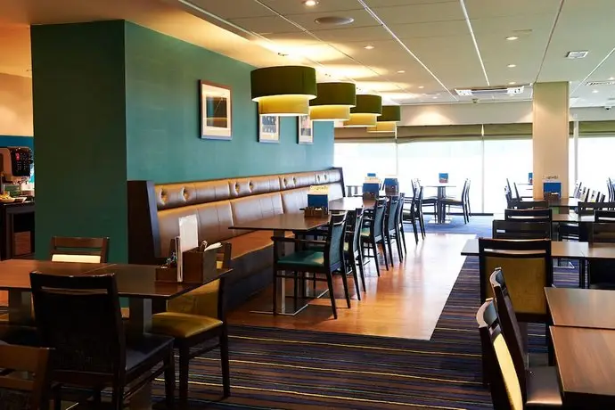 Holiday Inn Express Manchester Airport 