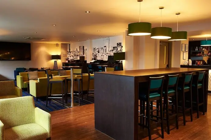 Holiday Inn Express Manchester Airport 