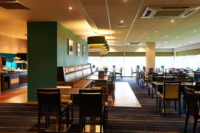 Holiday Inn Express Manchester Airport 