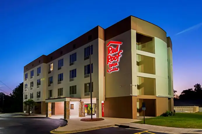 Red Roof Inn & Suites Fayetteville-Fort Bragg