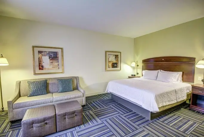 Hampton Inn and Suites Alexandria 