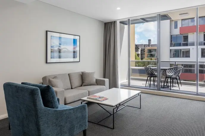 Meriton Suites Waterloo 