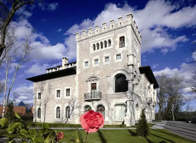 Castillo Del Bosque La Zoreda 