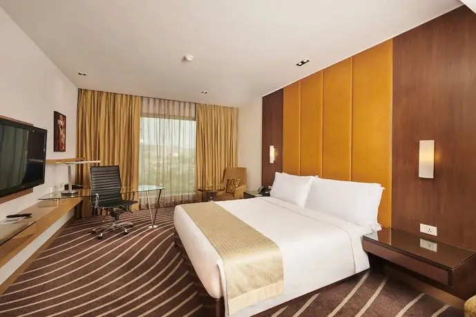 Holiday Inn Mumbai International Airport 