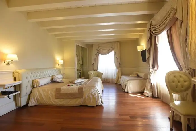 Suite Hotel Santa Chiara 