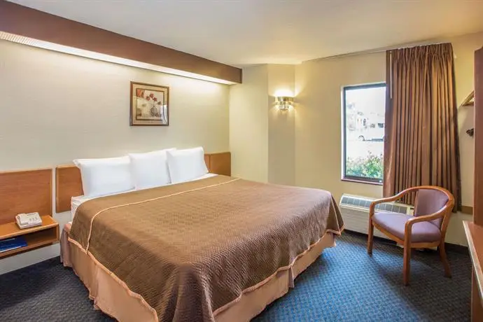 Travelodge by Wyndham Fort Myers Airport 