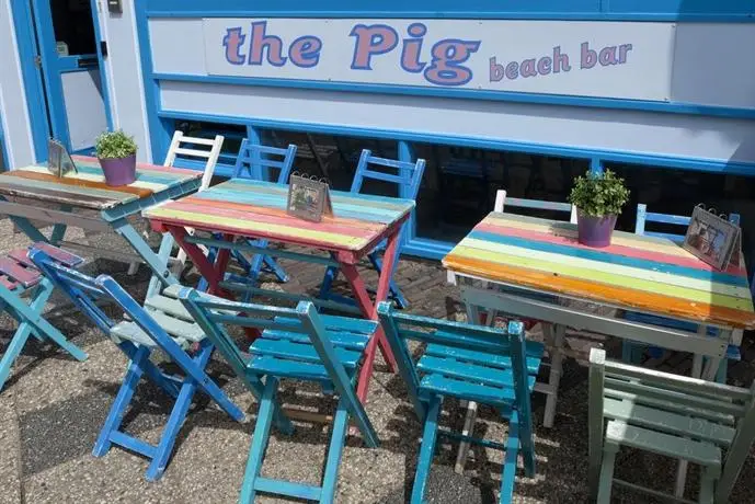 The Flying Pig Beach Hostel 