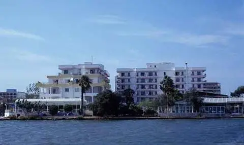 El Lago Apartments 