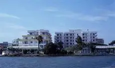 El Lago Apartments 