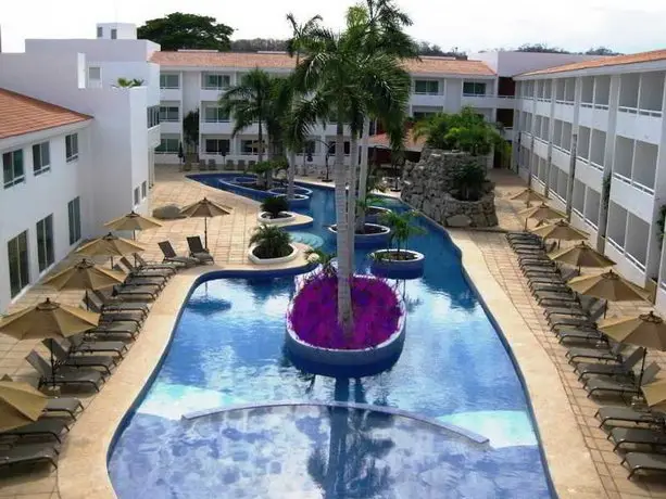 La Isla Huatulco Hotel & Beach Club 