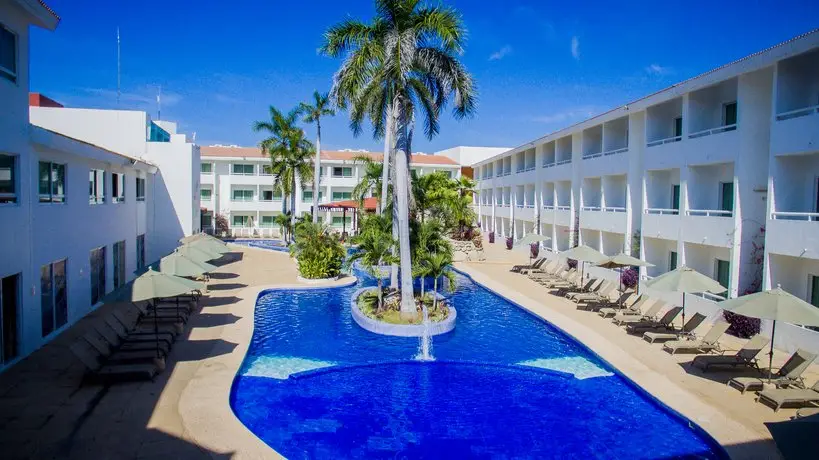 La Isla Huatulco Hotel & Beach Club 