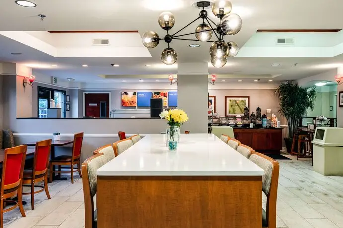 Comfort Inn & Suites Savannah Airport 