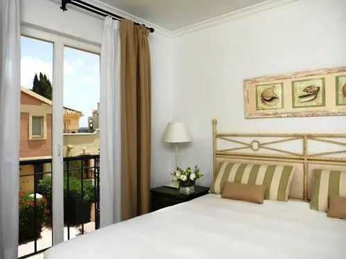 Las Lomas Village - Luxury Apartments 