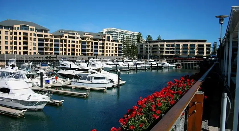 Glenelg Beach Hostel 