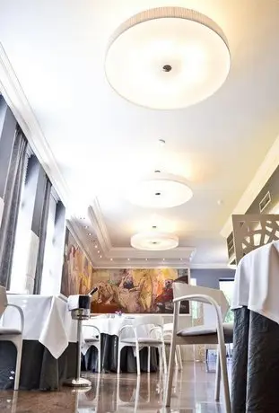 Hotel Arumi Bar / Restaurant