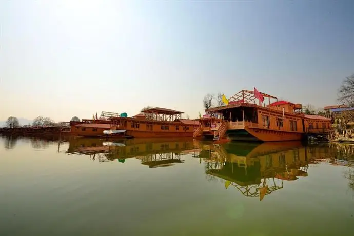 WelcomHeritage Gurkha Houseboats