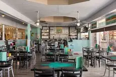 Ramada by Wyndham Sarasota Hotel Bar / Restaurant