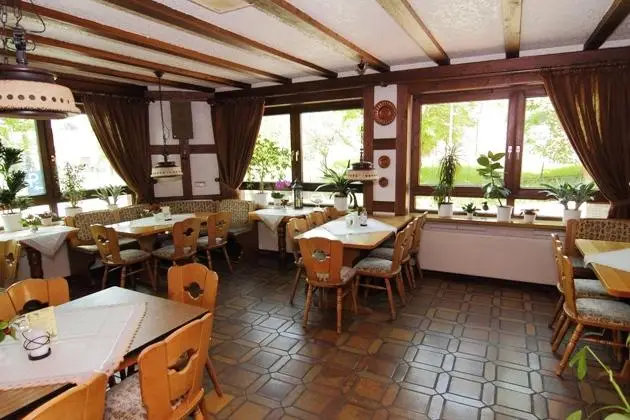 Gasthaus Zu Den Linden Bar / Restaurant