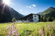 Natur Residenz Anger Alm - Adults only Golf course