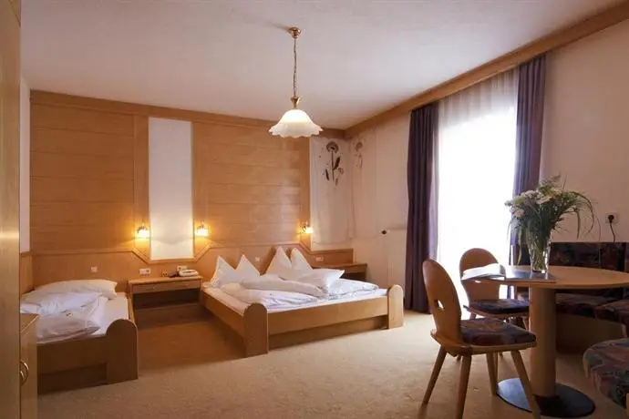 Hotel Cornelia room