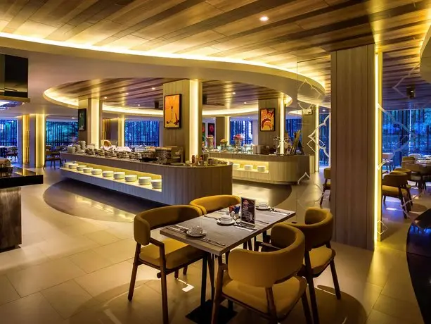 Novotel Phuket Karon Beach Resort and Spa 