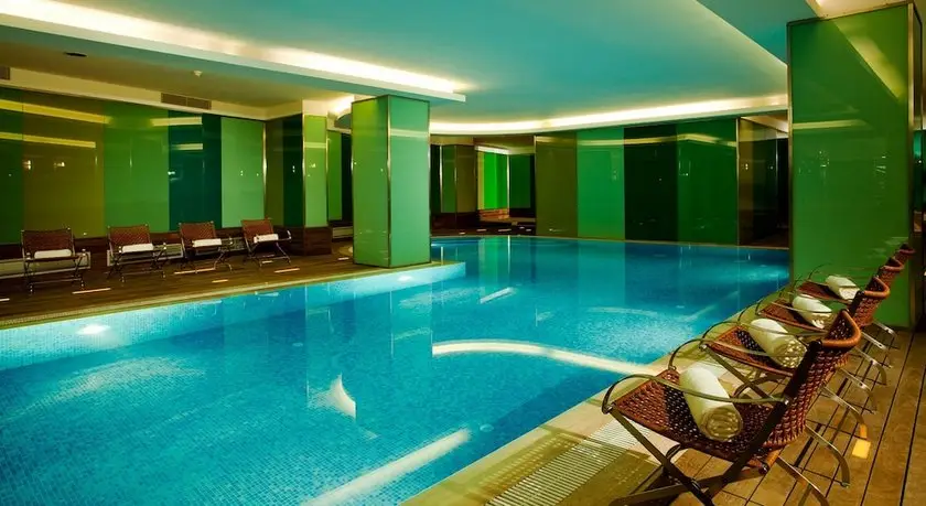 Crowne Plaza Istanbul Harbiye Swimming pool