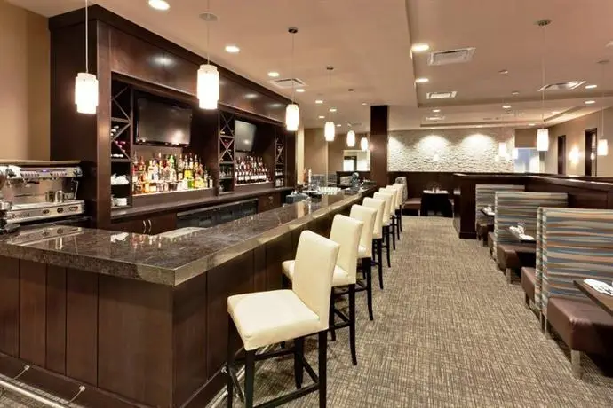 Holiday Inn Hotel & Suites Red Deer Bar / Restaurant