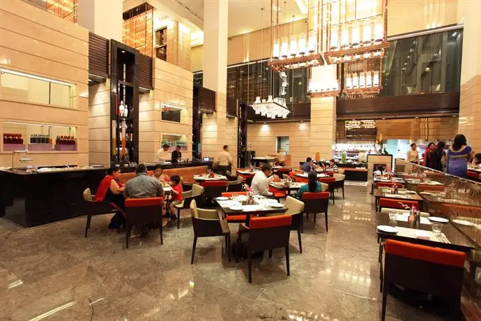 Crowne Plaza New Delhi Rohini Bar / Restaurant