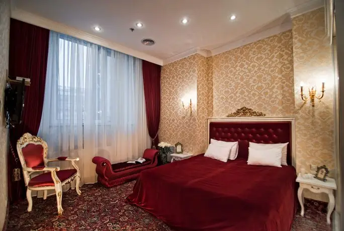 Royal De Paris Hotel room