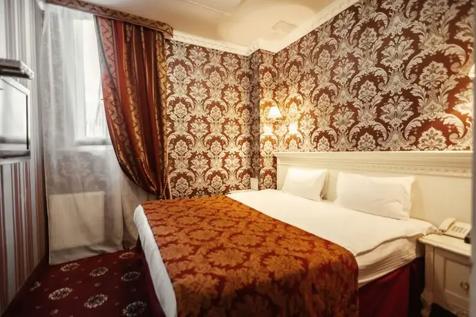 Royal De Paris Hotel room