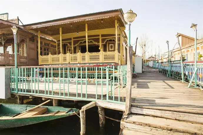 Comfy Royal Dandoo Palace - House Boat