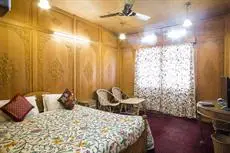 Comfy Royal Dandoo Palace - House Boat 