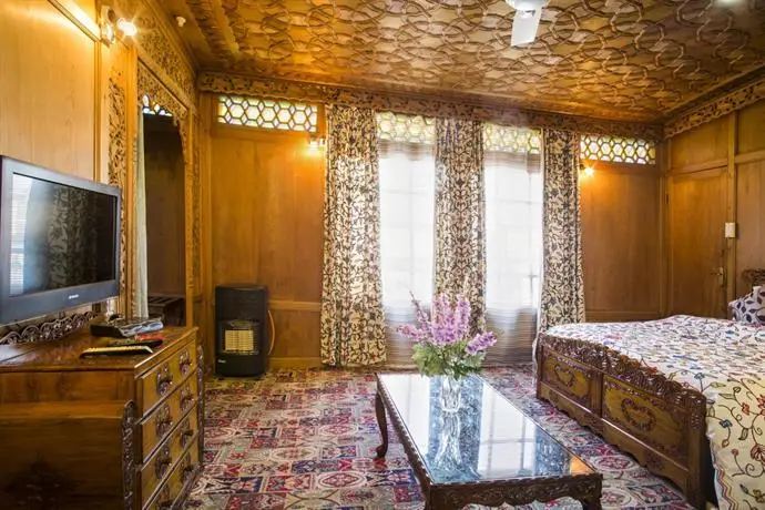 Comfy Royal Dandoo Palace - House Boat 