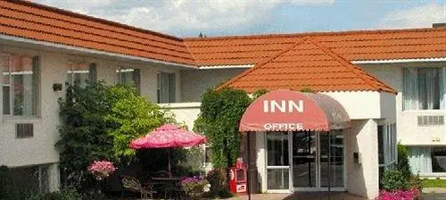 Adam's Airport Inn